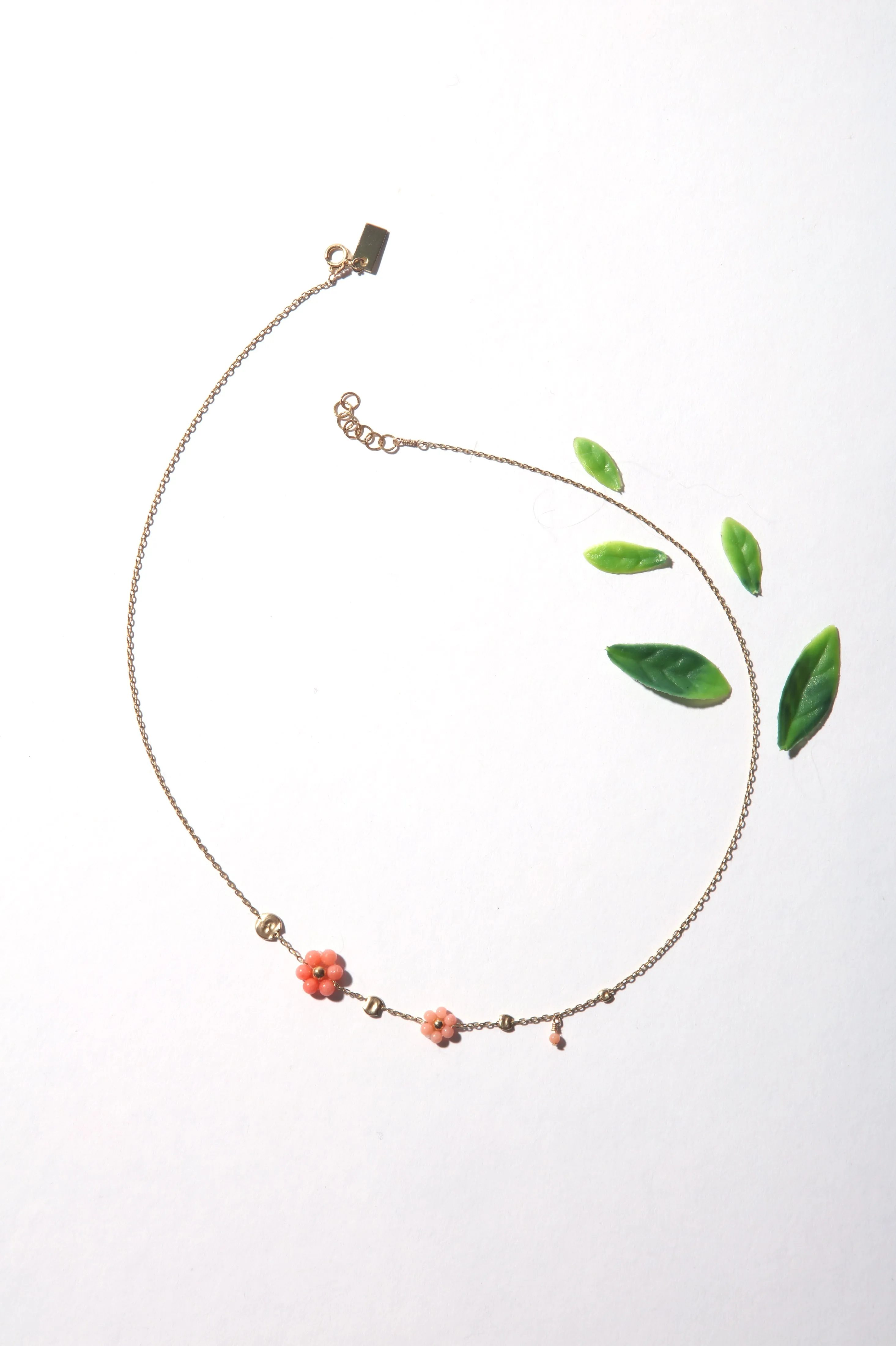 GARDEN NECKLACE - CORAL FLOWER SHORT