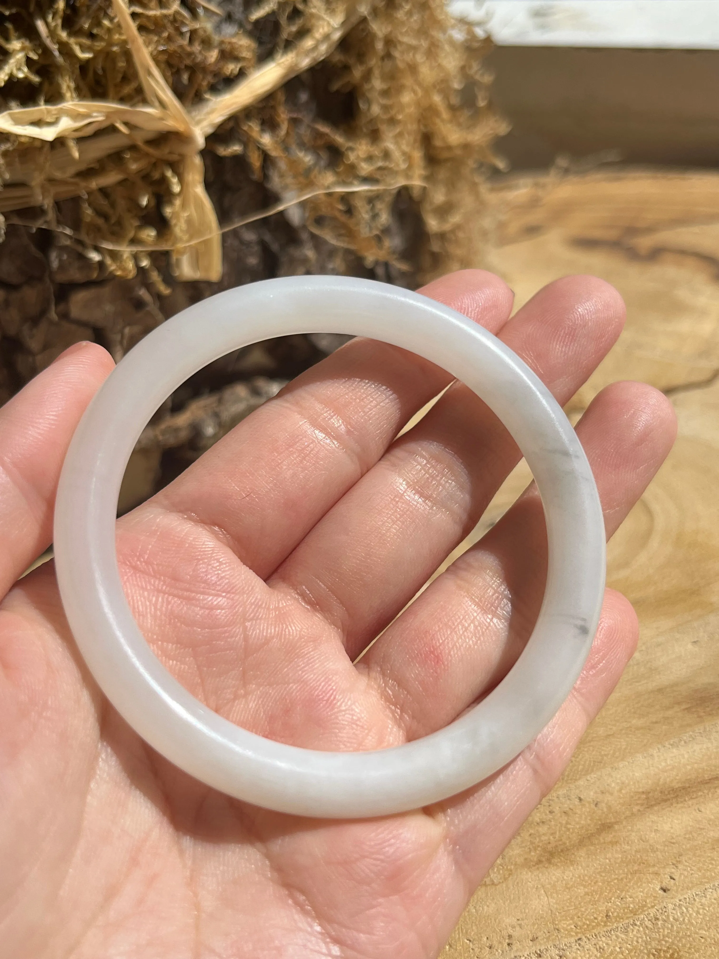 White Hetian Jade Bangle 54mm, 和田白玉圆条飘墨手镯